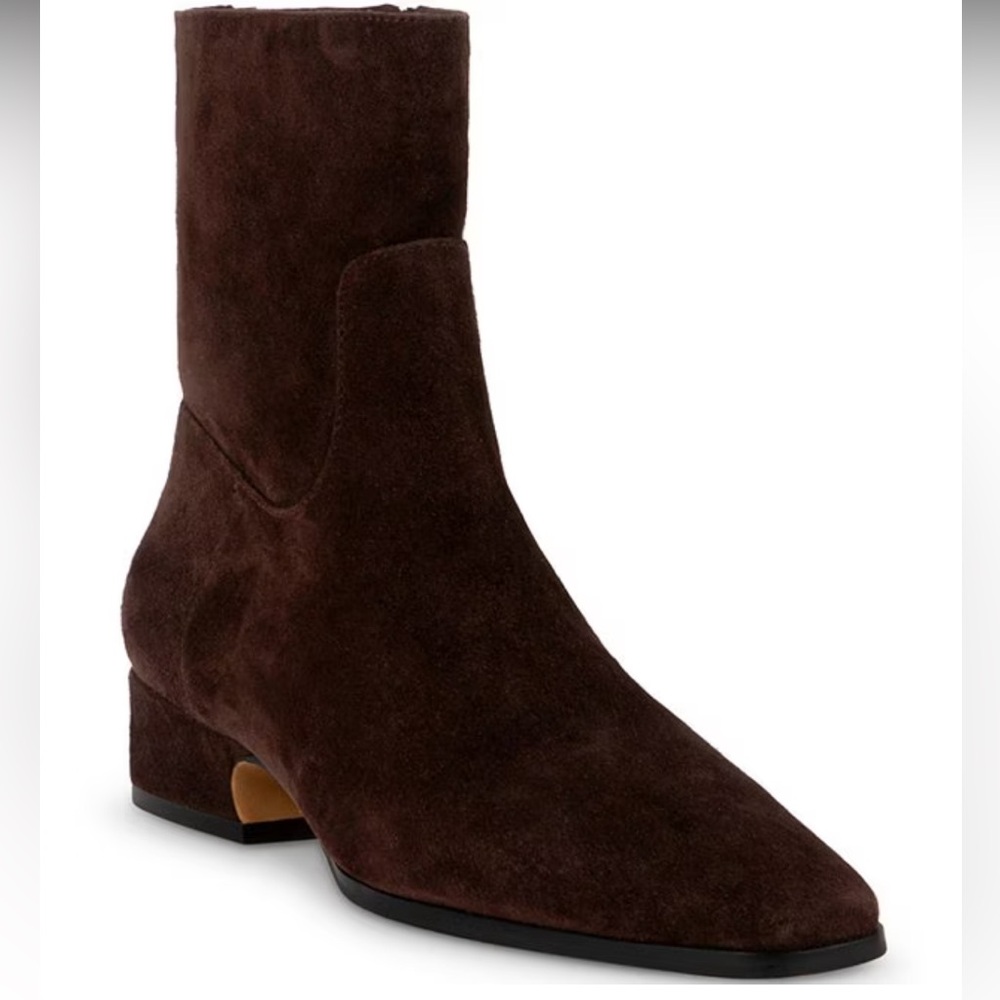 NEW in box Steve Madden
Dusty Suede Square Toe Ankle Booties
8
chocolate brown